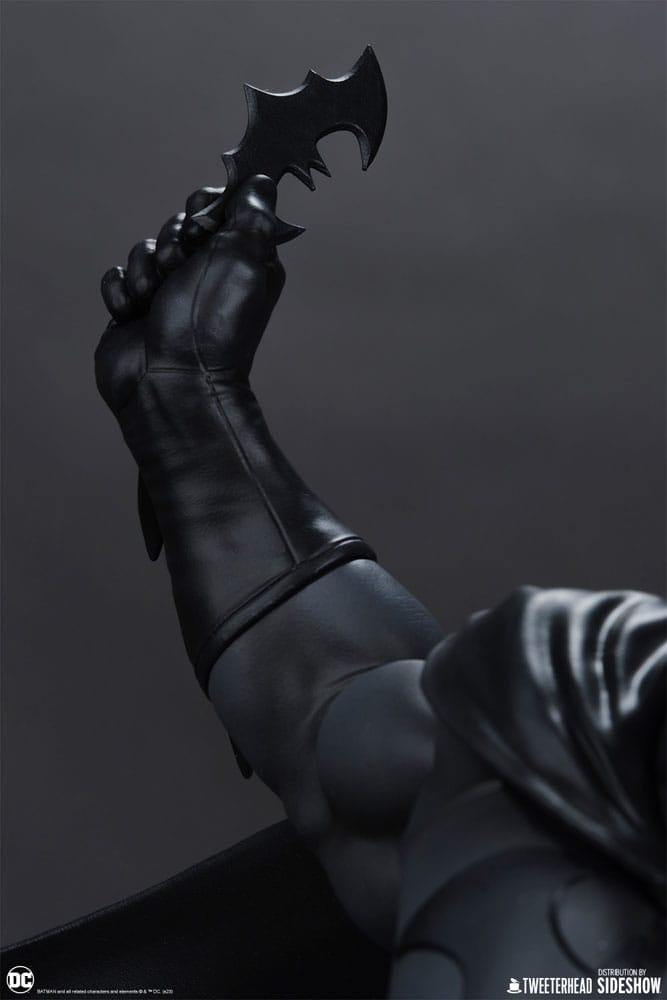 DC Comics Maquette 1/6 Batman (Black and Gray Edition) 50 cm