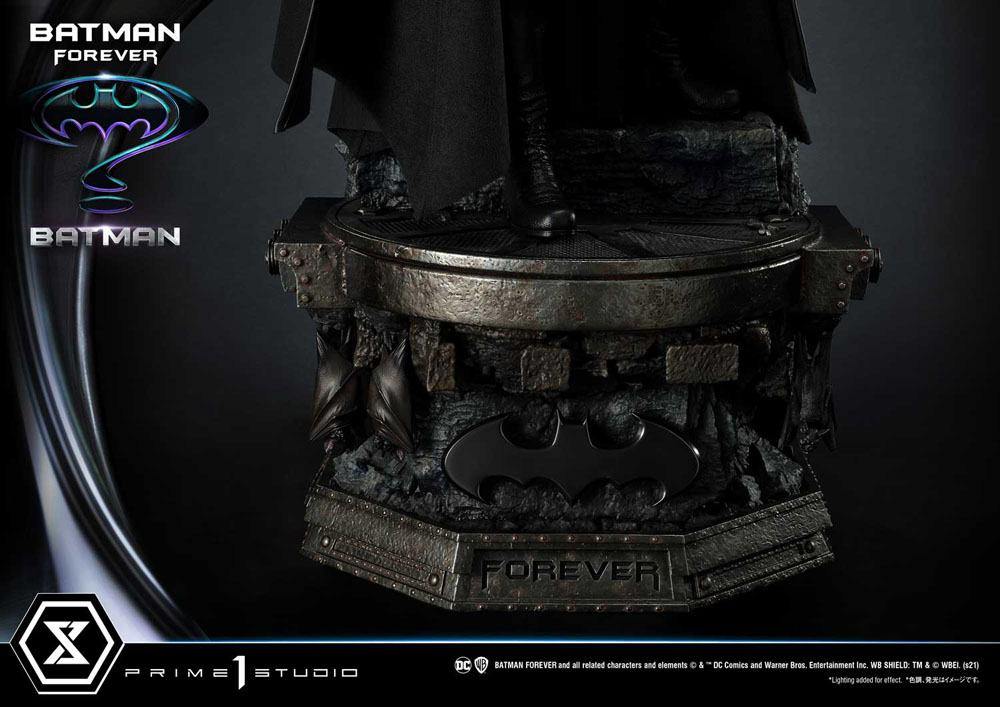 Batman forever statue batman 96 cm - SuperMerch.dk bund front med Batman logo