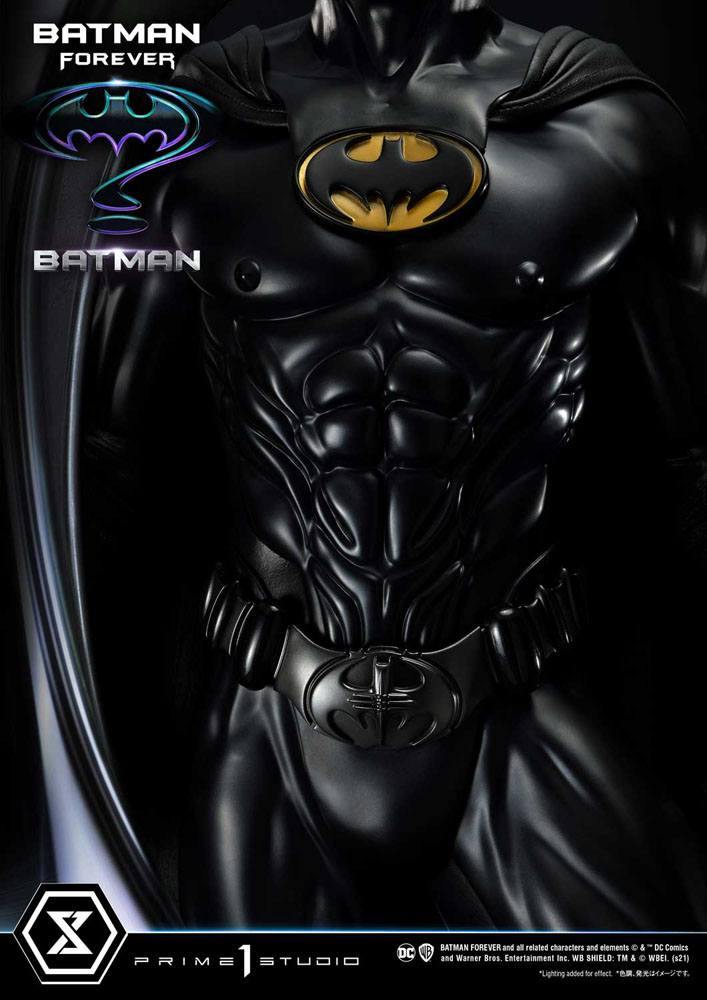 Batman forever statue batman 96 cm - SuperMerch.dk front skridt og mave region med gult logo