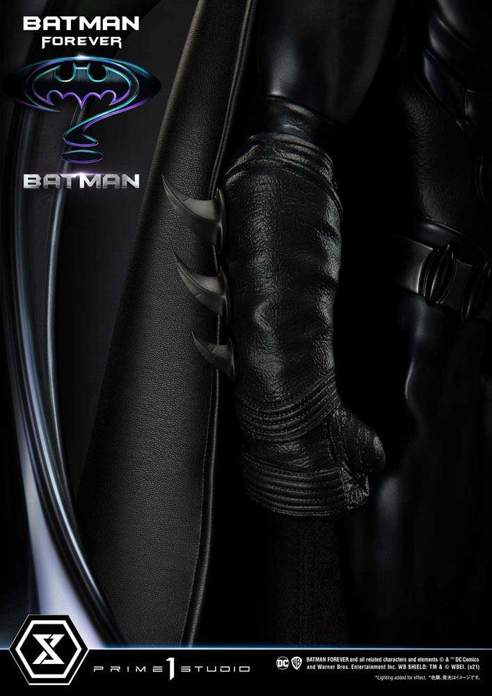 Batman forever statue batman 96 cm - SuperMerch.dk højre arm med batman hooks