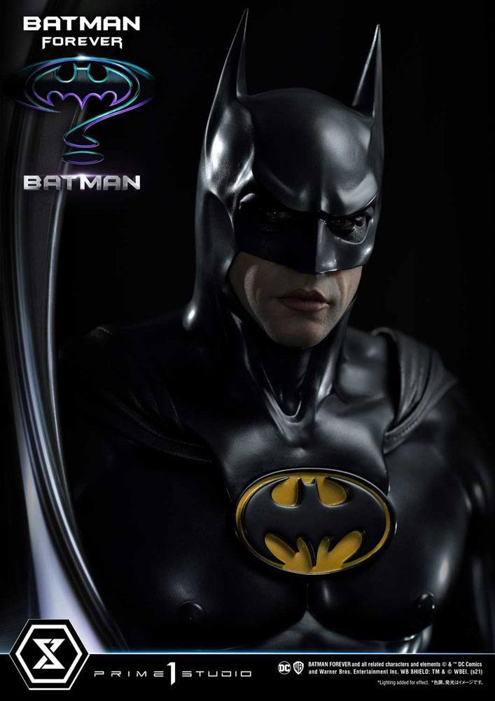 Batman forever statue batman 96 cm - SuperMerch.dk toppen af kroppen front med gult logo