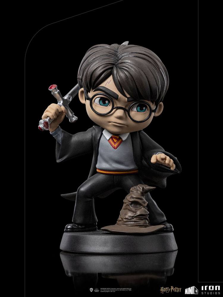 Harry Potter Mini Co. PVC Figur af Harry Potter med Gryffindors Sværd - 14 cm