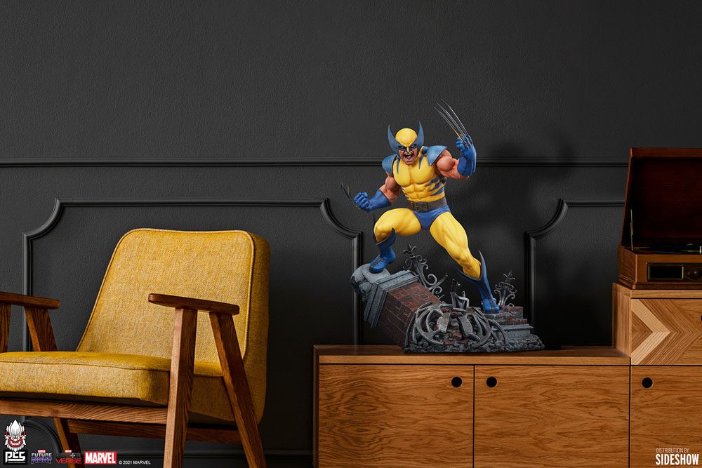 Marvel: Future Fight Statue 1/3 Wolverine 61 cm står på skænk og ved siden af stol