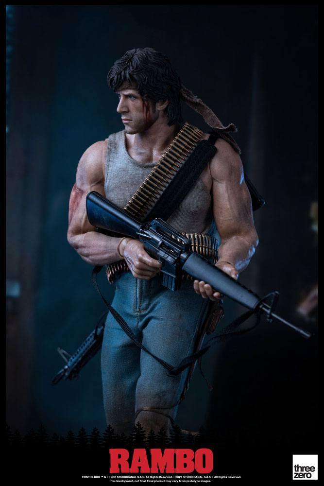 Rambo: First blood action figure 1/6 John rambo 30 cm - SuperMerch.dk Baggrund i mørk skov