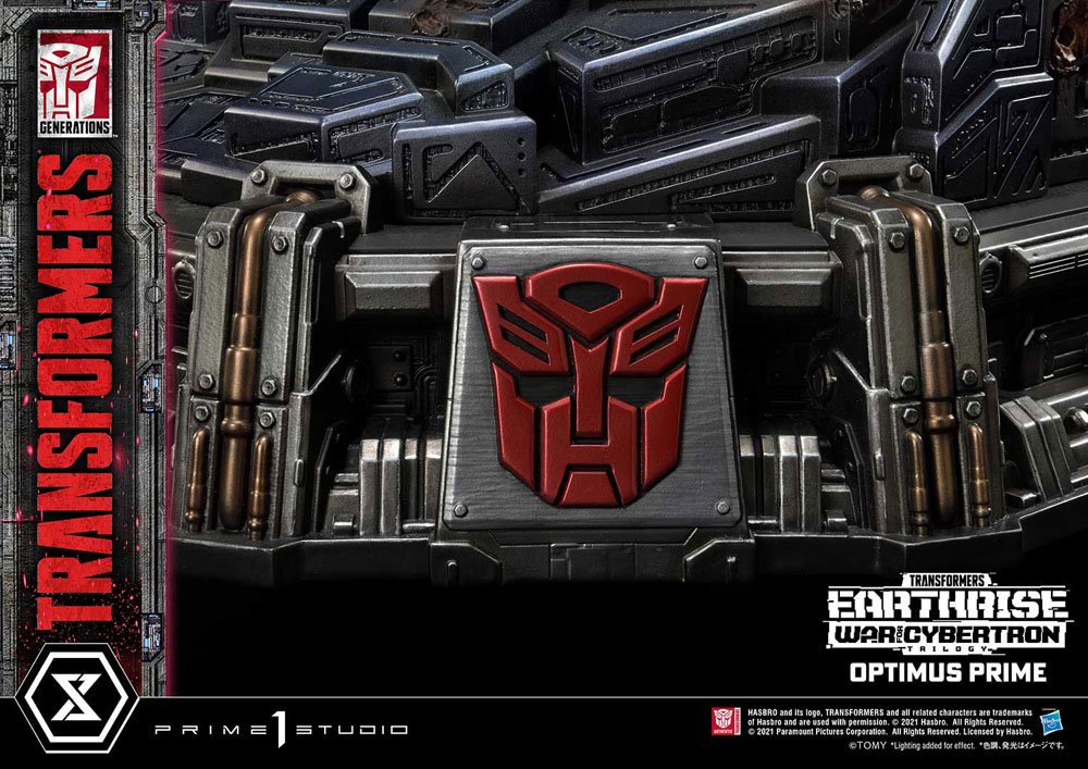 Transformers: War for Cybertron Trilogy Statue Optimus Prime 89 cm helt tæt på Transformers logo